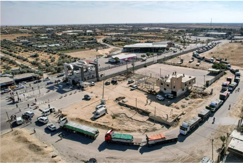 Xe tải chở hàng viện trợ bắt đầu vào Dải Gaza qua cửa khẩu Rafah phía Ai Cập, ngày 21-10. Ảnh: AFP/GETTY IMAGES Anh box bai chinh P16 dang 23-10-2023.png