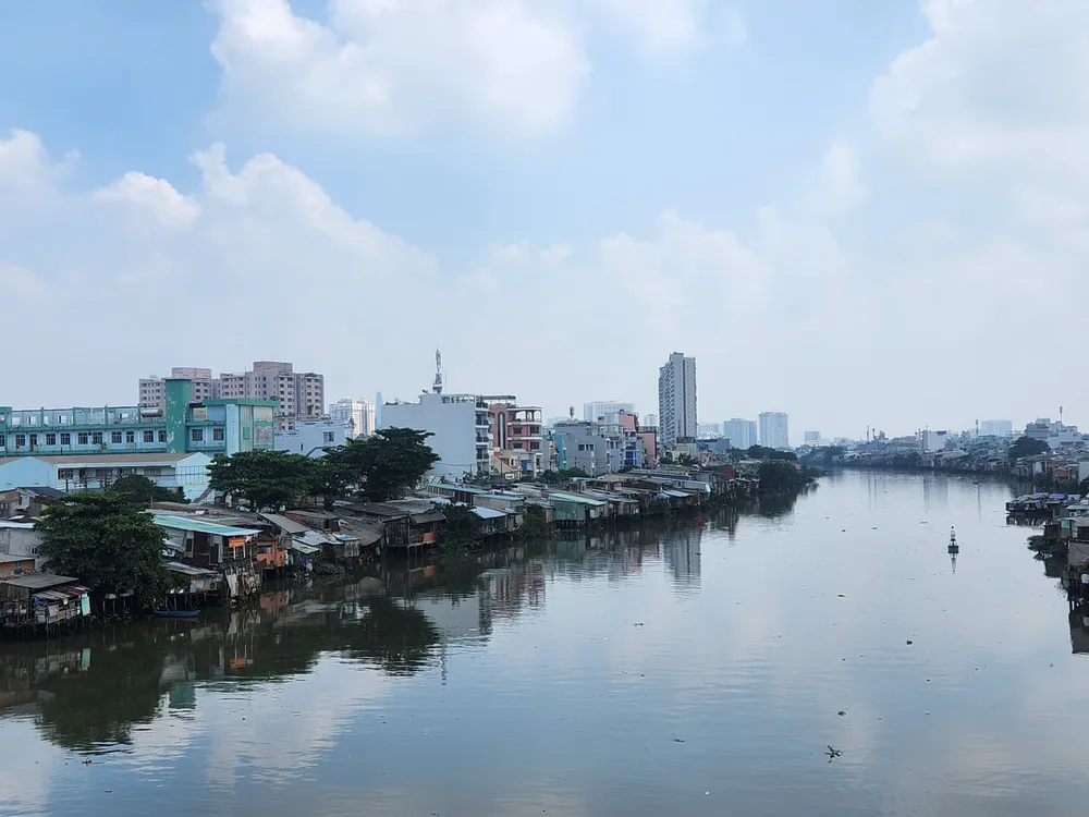 Việc di dời nhà ven và trên kênh rạch ở TP.HCM là bài toán còn nhiều khó khăn. Ảnh: KC P9-bai-kiencuong-nhavenkenh1h-thylan.jpg