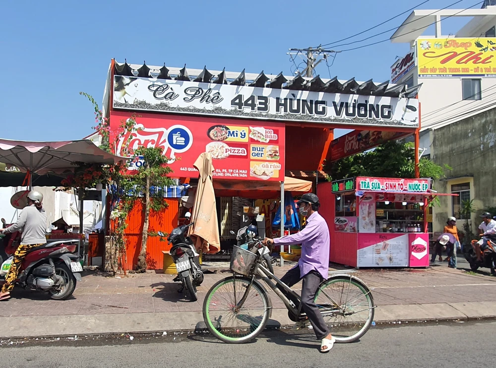Nhìn căn nhà này cứ tưởng là một hộ nhưng trên giấy tờ là của hai người khác nhau. Ảnh: TRẦN VŨ 7.jpg