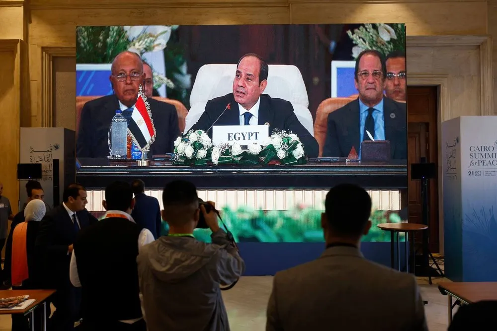 Tổng thống Ai Cập Abdel Fattah al-Sisi phát biểu khai mạc Hội nghị thượng đỉnh vì hòa bình ở thủ đô Cairo hôm 21-10. Ảnh: AFP ảnh chính p16 30-10.jpg
