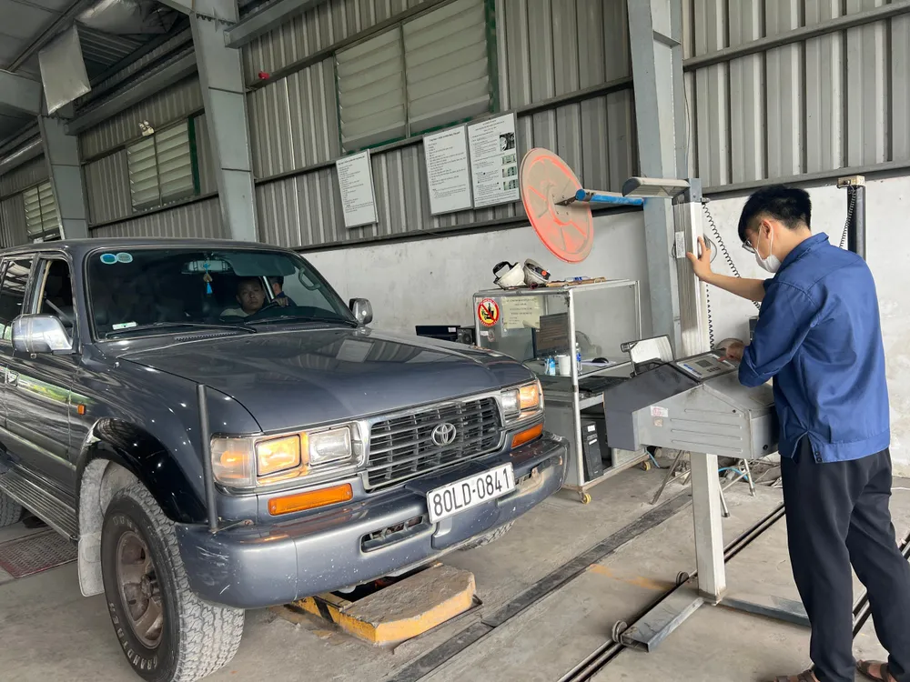 Việc thiếu nhân lực đăng kiểm là một trong những nguyên nhân khiến các trung tâm đăng kiểm xảy ra ùn tắc. Ảnh: T.NHUNG P8_hinhBOX.jpg