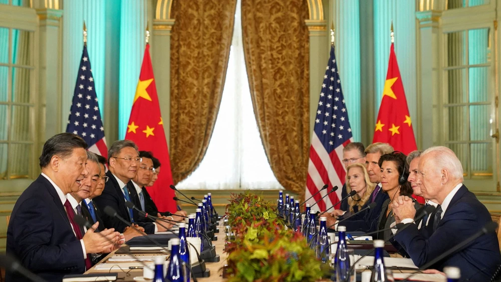 Tổng thống Mỹ Joe Biden và phái đoàn Mỹ (phải) hội đàm với Chủ tịch Trung Quốc Tập Cận Bình và phái đoàn Trung Quốc hôm 15-11 tại Filoli (TP San Francisco, Mỹ), bên lề APEC 2023. Ảnh: KEVIN LAMARQUE/REUTERS APEC