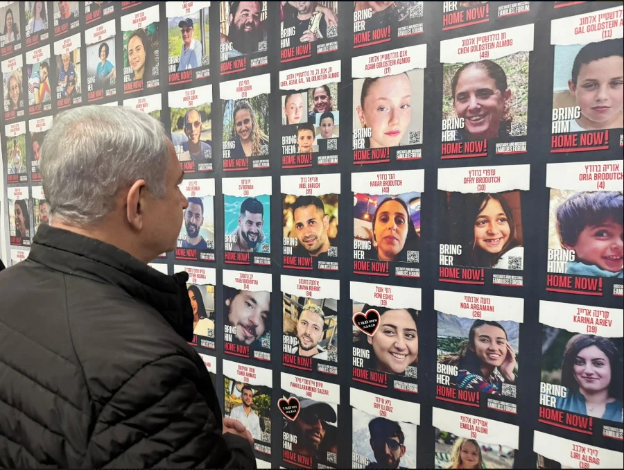 Netanyahu và ảnh các con tin ở Gaza