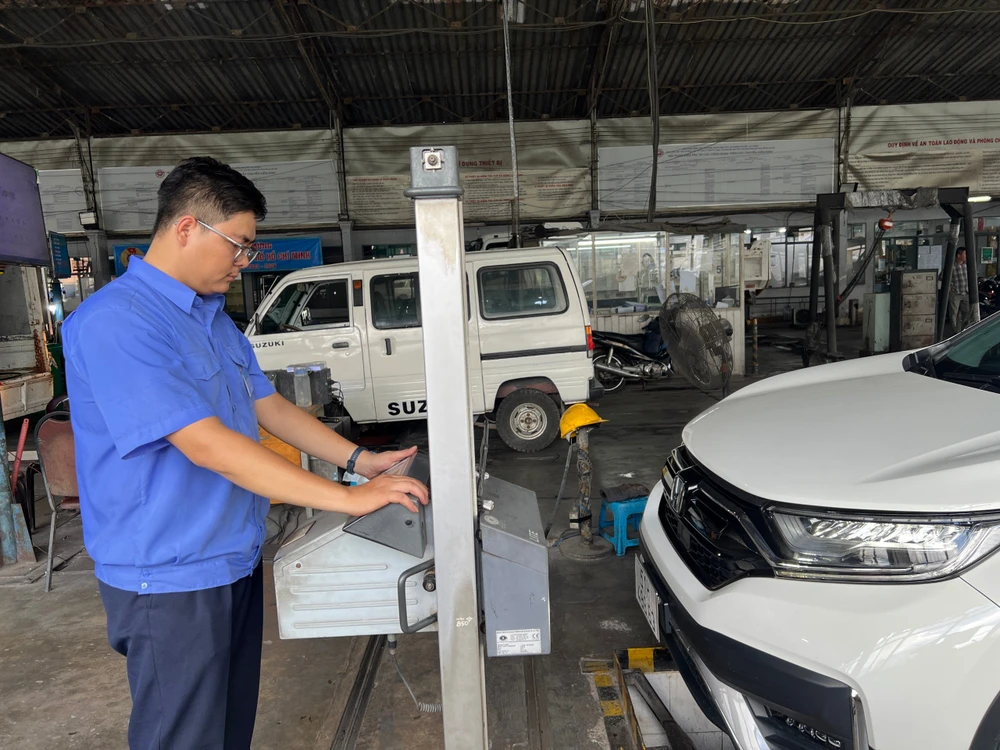 Nhiều người ủng hộ ô tô độ đèn vẫn được đăng kiểm ảnh 1 ô tô.jpg