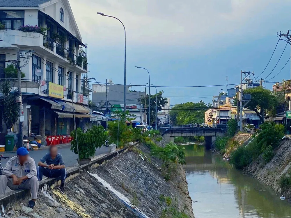 bờ kênh không có lan can bảo vệ