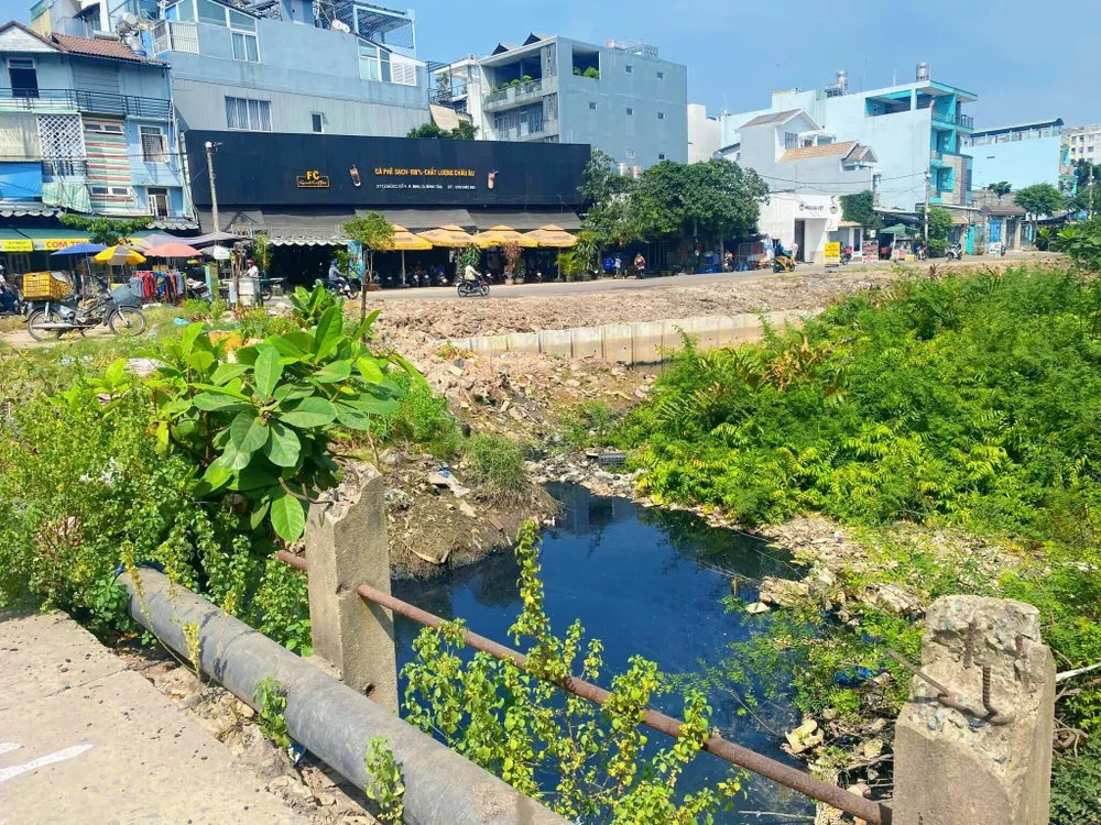 bờ kênh không có lan can bảo vệ