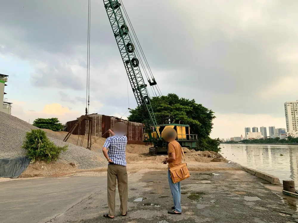 Bãi tập kết vật liệu xây dựng tại đường Tôn Thất Thuyết. Ảnh: Trần Minh Bãi tập kết vật liệu