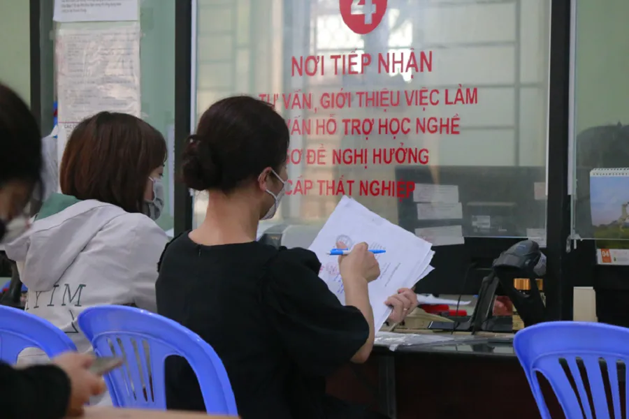 Người dân chờ đợi để làm thủ tục nhận trợ cấp thất nghiệp. Ảnh: MT HGB_Rut-BHXH-1-lan_13-12.jpg