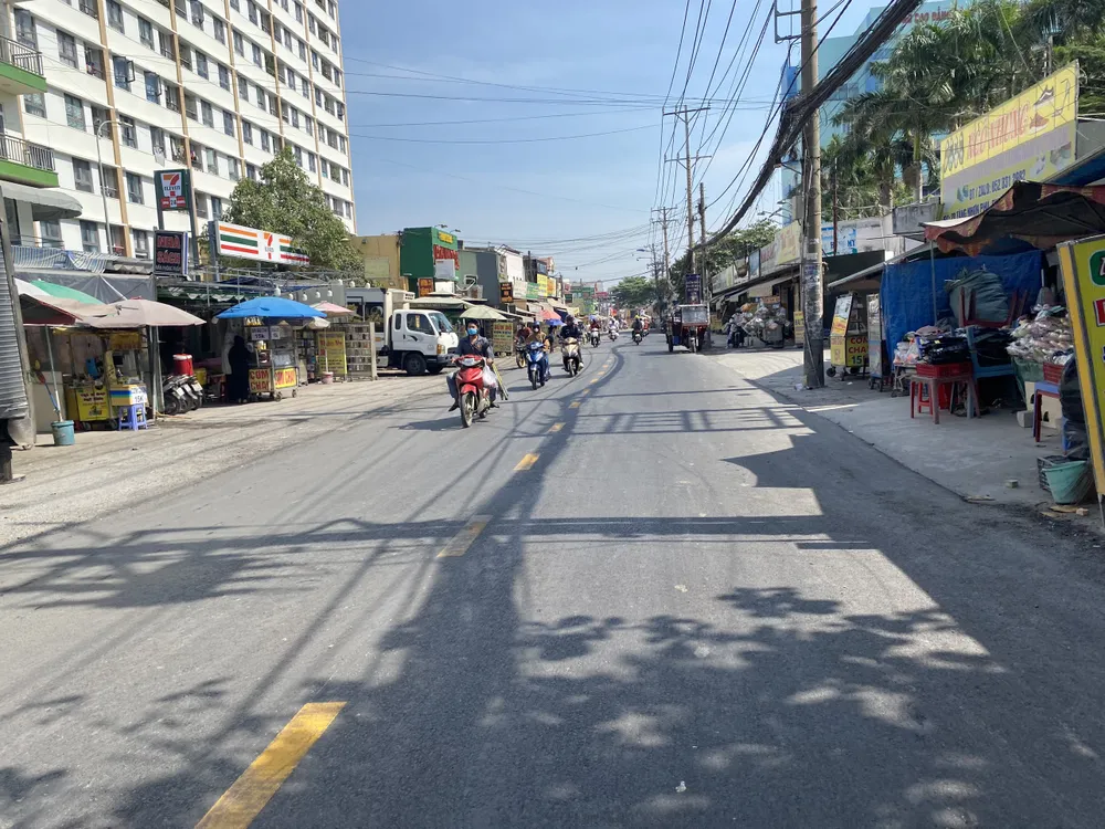 Đường Tăng Nhơn Phú (đoạn gần Trường CĐ Công thương), phường Phước Long B, TP Thủ Đức được nâng cấp, sửa chữa khang trang. Ảnh: HOÀNG HIẾU Đường Tăng Nhơn Phú (đoạn gần Trường CĐ Công thương), phường Phước Long B, TP Thủ Đức được nâng cấp, sửa chữa khang trang. Ảnh: HOÀNG HIẾU