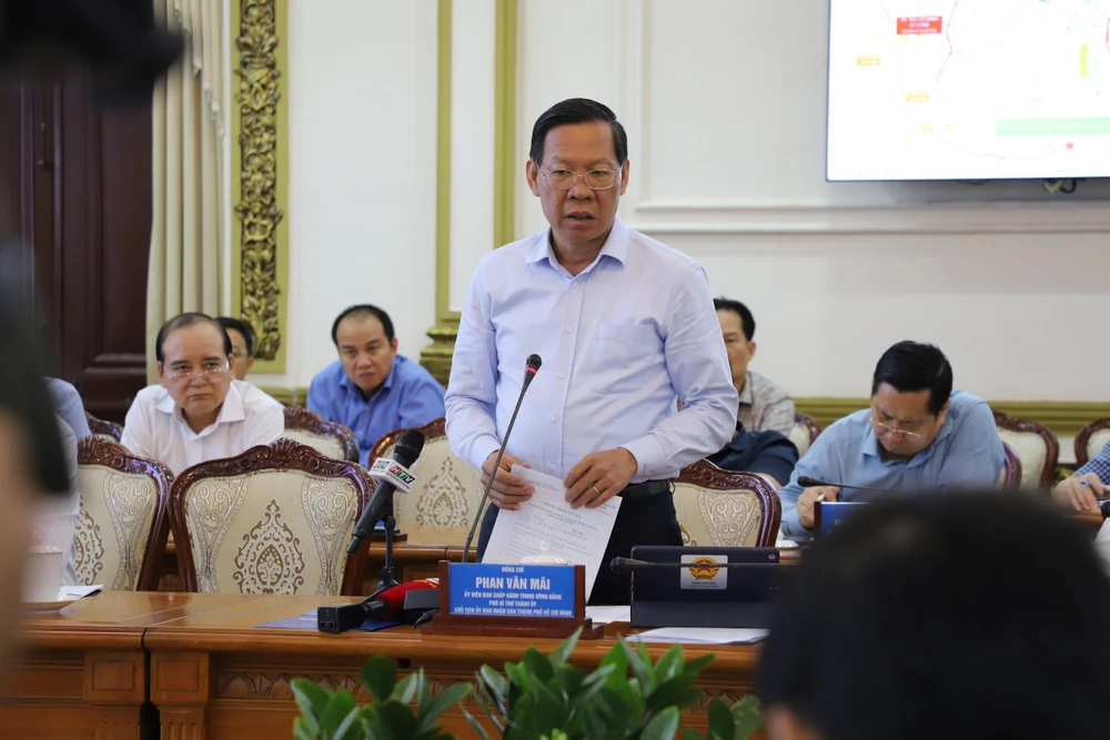 Chủ tịch UBND TP.HCM Phan Văn Mãi phát biểu tại cuộc họp. Ảnh: Đ.TRANG Vành đai 4.jpg