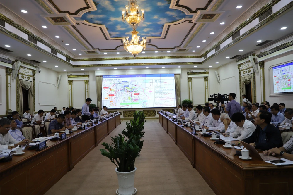 Toàn cảnh cuộc họp bàn về phương án thực hiện đường vành đai 4 giữa TP.HCM và các địa phương. Ảnh: Đ.TRANG P8_hinhbai.jpg