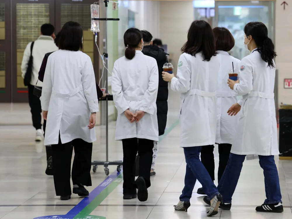 Nhân viên y tế tại một bệnh viện đa khoa ở TP Gwangju (Hàn Quốc). Ảnh: AP Bác sĩ Hàn Quốc đình công