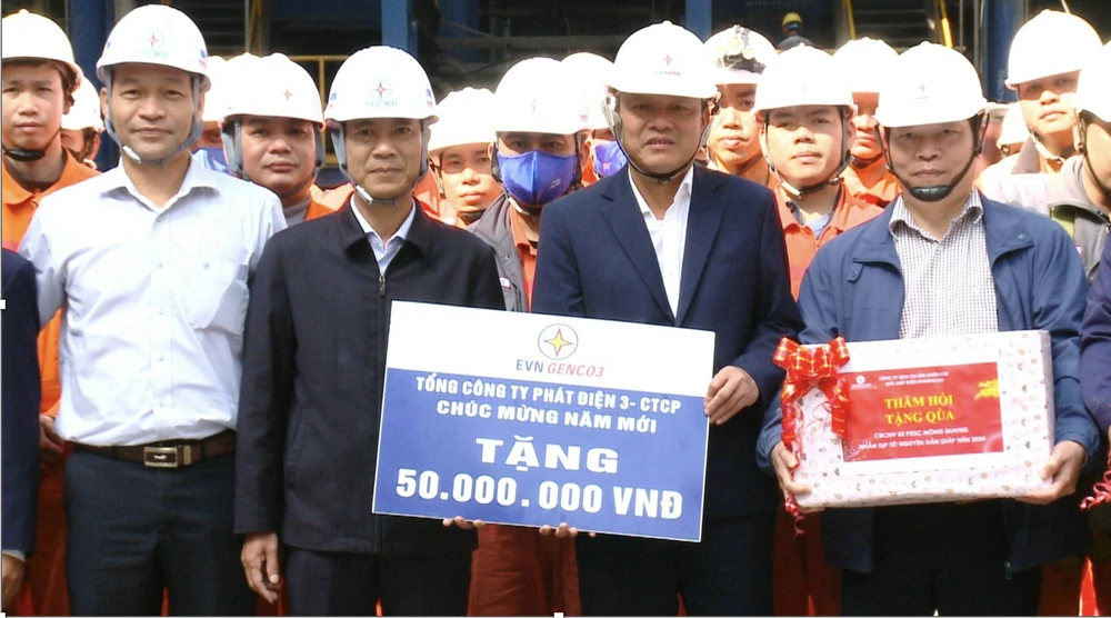 Đoàn công tác EVNGENCO3 đã thăm hỏi, động viên lực lượng trực Tết tại Nhà máy Nhiệt điện Mông Dương 1. Ảnh: ĐT P8_hinh2.png