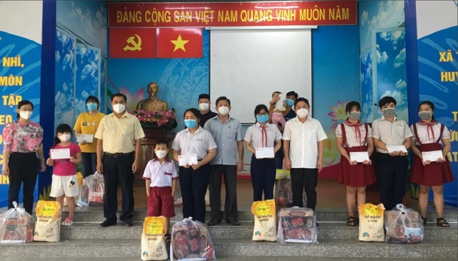 Lãnh đạo xã Tân Thới Nhì, huyện Hóc Môn, TP.HCM tặng quà cho trẻ em mồ côi do dịch COVID-19. Ảnh: TRẦN NGỌC đối tượng khó khăn