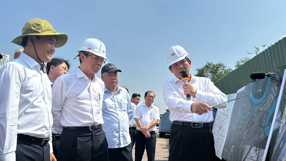Bí thư Thành ủy Nguyễn Văn Nên và Phó Chủ tịch UBND TP Bùi Xuân Cường nghe giám đốc Ban giao thông báo cáo tiến độ 2 dự án trọng điểm của TP. Ảnh: ĐÀO TRANG Dự án trọng điểm ở tphcm