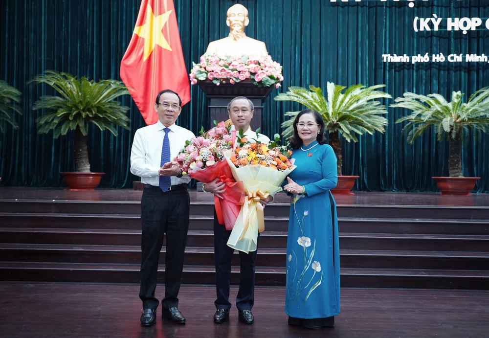 Bí thư Thành ủy TP.HCM Nguyễn Văn Nên và Chủ tịch HĐND TP.HCM Nguyễn Thị Lệ tặng hoa chúc mừng ông Huỳnh Thanh Nhân. Ảnh: THUẬN VĂN p6_anh_box_bai_hdnd_dd.jpg
