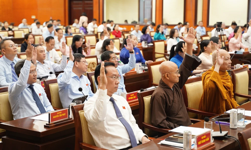 Đại biểu HĐND TP.HCM biểu quyết các nội dung. Ảnh: THUẬN VĂN p6_anh-chinh_bai_hdnd_dd.jpg