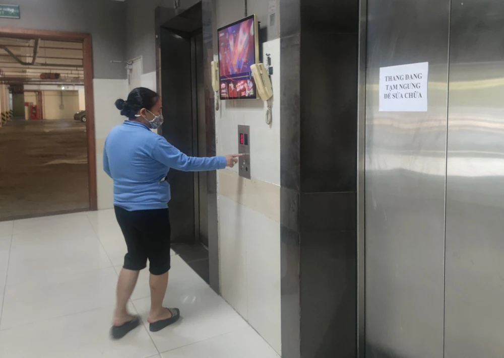 Thang máy chung cư đang bị hư hỏng và đang chờ đơn vị sửa chữa. Ảnh: NGUYỄN HIỀN Thang máy chung cư