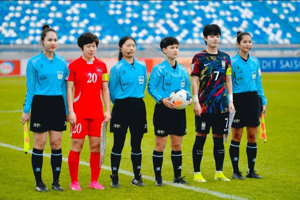 Nữ trọng tài Việt Nam Lê Thị Ly (ôm bóng) cầm còi trận bán kết U-20 nữ châu Á 2024 tại Uzbekistan