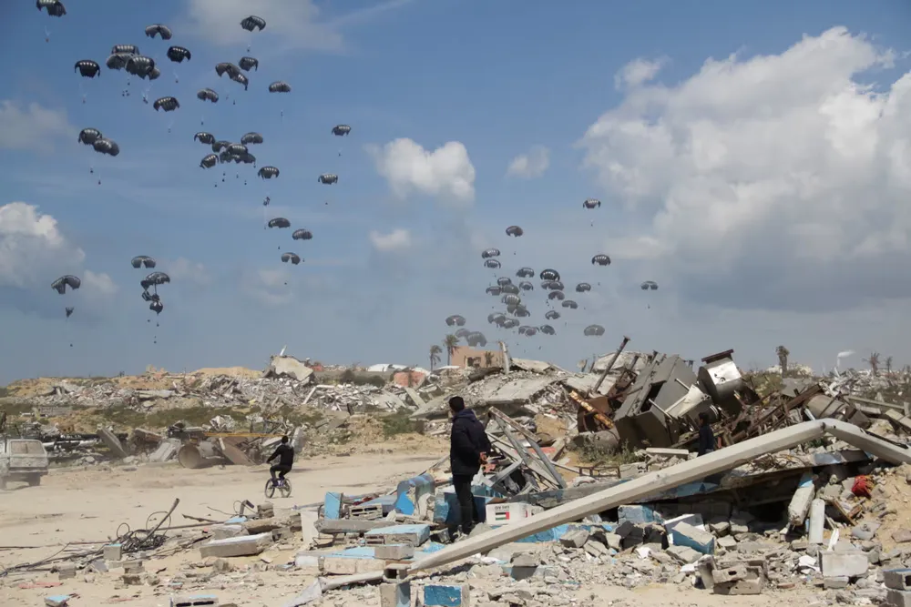Israel - Viện trợ nhân đạo thả xuống TP Gaza (miền Bắc Dải Gaza) vào cuối tháng 3. Ảnh: AP Israel - Hamas