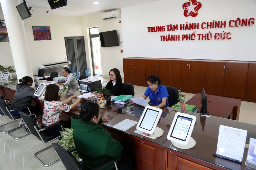 Người dân làm thủ tục hành chính tại Trung tâm Hành chính công TP Thủ Đức. Ảnh: HOÀNG GIANG P-p2+3-anh-mau-thu-duc-hoang-giang.jpg
