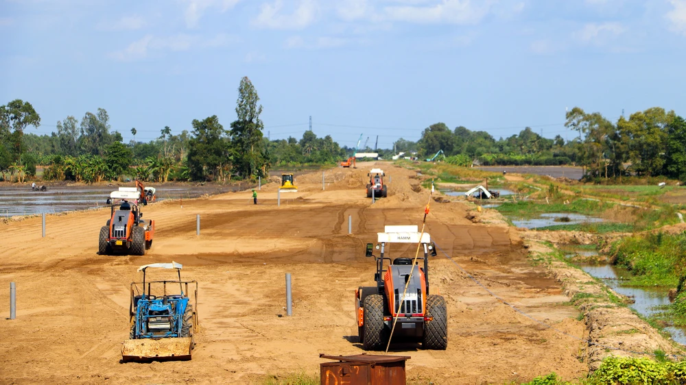 Cao tốc Cần Thơ - Cà Mau tại thời điểm cuối năm 2023. Ảnh: CHÂU ANH Cao tốc Cần Thơ - Cà Mau tại thời điểm cuối năm 2023. Ảnh: CHÂU ANH