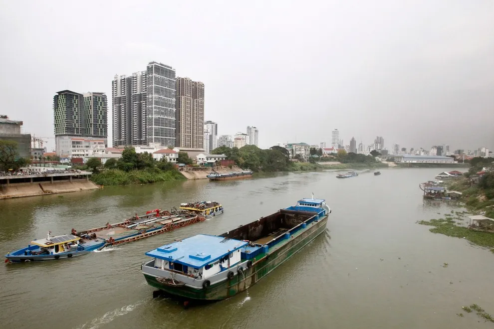 Thuyền vận chuyển hàng hóa trên sông Bassac. Ảnh: THE PHNOM PENH POST 3.jpg
