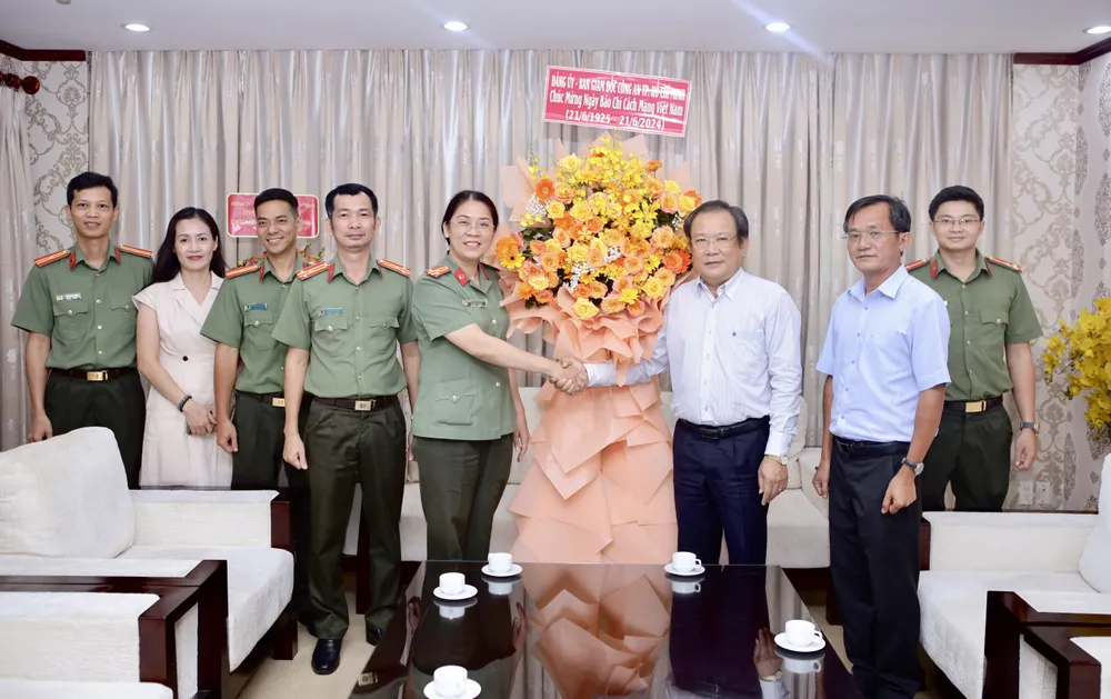 Đoàn đại biểu Đảng ủy - Ban Giám đốc Công an TP.HCM do Thượng tá Nguyễn Thị Thanh Bình, Trưởng phòng An ninh chính trị nội bộ, dẫn đầu đến chúc mừng báo Pháp Luật TP.HCM nhân ngày 21-6. Ảnh: NGUYỆT NHI p2-anh phu.jpg