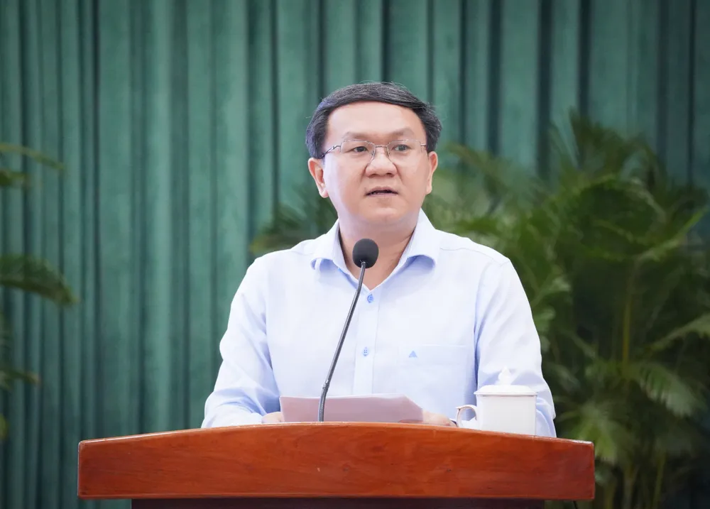 p2-ong Lam Dinh Thang - chan trang .jpg