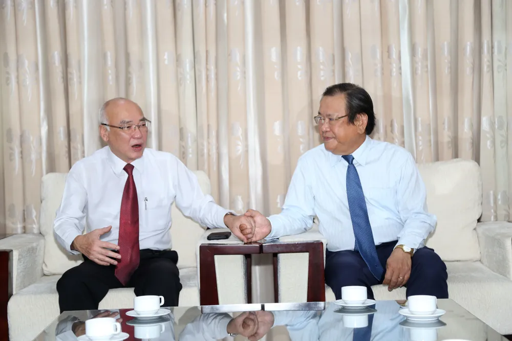 Ông Phan Nguyễn Như Khuê, Ủy viên ban thường vụ, Trưởng ban Tuyên giáo Thành ủy TP.HCM, trò chuyện với Tổng Biên tập báo Pháp Luật TP.HCM Mai Ngọc Phước. Ảnh: HOÀNG GIANG p3-mau cot trai.jpg