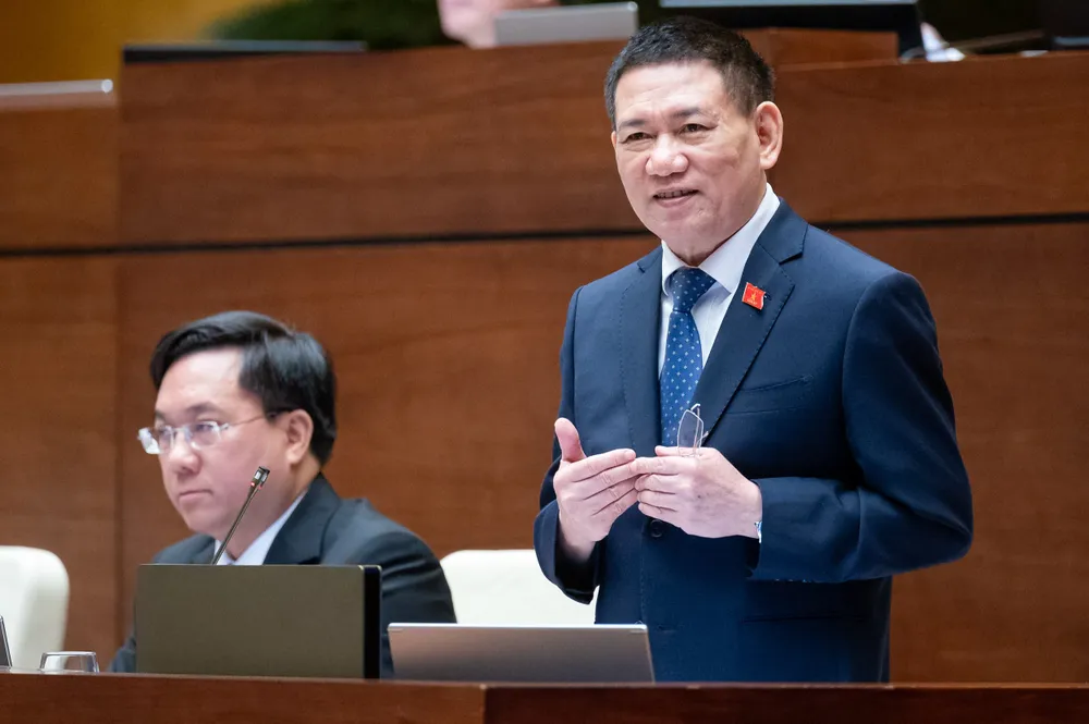 Bộ trưởng Bộ Tài chính Hồ Đức Phớc giải trình, làm rõ ý kiến các đại biểu tại phiên họp sáng 27-6. Ảnh: PHẠM THẮNG 8phoc.jpg