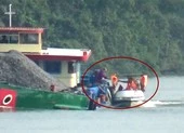 Vụ 'làm luật' trên sông: Bình Dương tạm đình chỉ 3 cảnh sát ảnh 2 Cận cảnh nhét tiền vào sổ khi trình cho CSGT, TTGT
