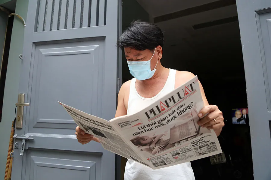 Bà con TP.HCM bất ngờ và vui khi được tặng báo tận nhà ảnh 2