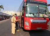 Công an kiểm tra ma túy với các tài xế ở bến xe miền Đông