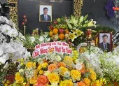 Giỏ hoa mừng sinh nhật trước linh cữu ông Lê Hòa Bình