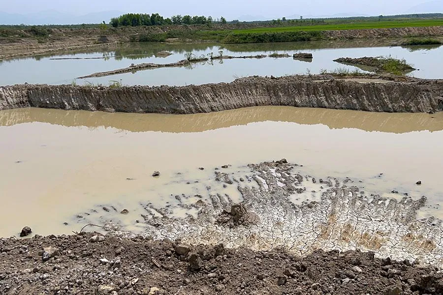 Đồng ruộng thành ao hồ lớn không thể trồng lúa trở lại. Ảnh: VÕ TÙNG Đồng ruộng thành ao hồ lớn không thể trồng lúa trở lại. Ảnh: VÕ TÙNG