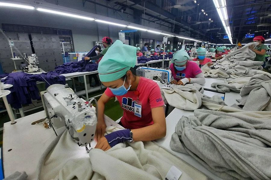 Dự kiến người lao động sẽ được tăng lương trong năm nay. Ảnh: PHÚ PHONG