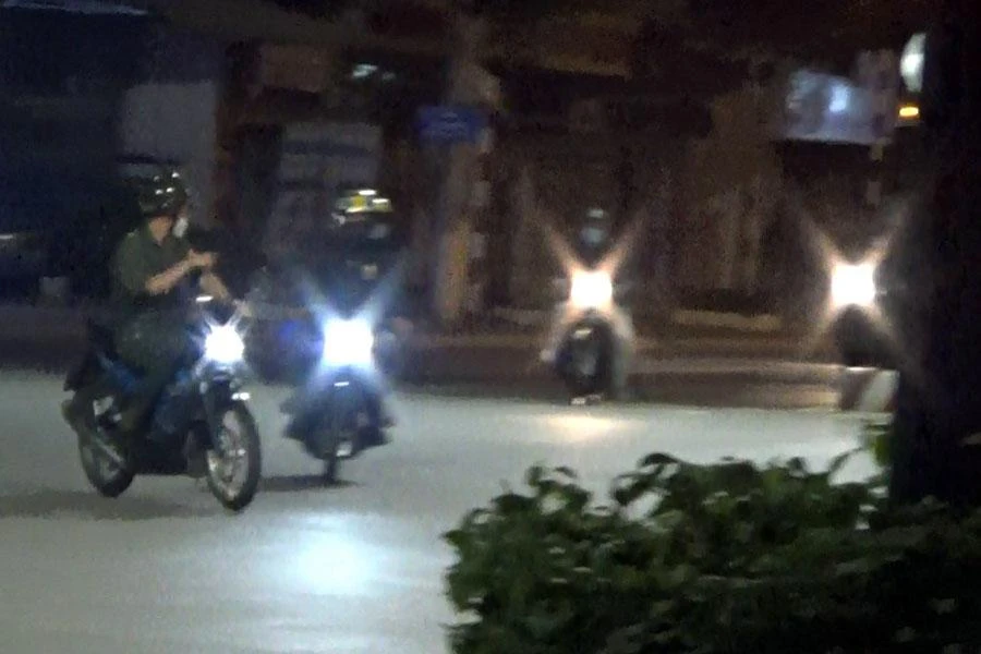 Tổ công tác truy bắt xe vi phạm trên đường Nguyễn Chí Thanh tối 25-2. Tổ công tác truy bắt xe vi phạm trên đường Nguyễn Chí Thanh tối 25-2.