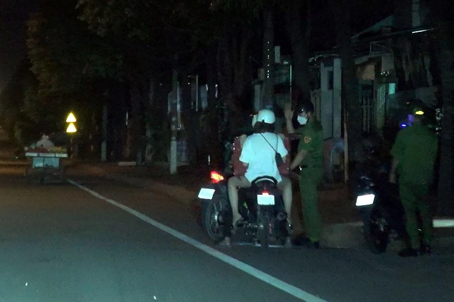 Tổ công tác truy bắt xe vi phạm trên đường Nguyễn Chí Thanh tối 7-3. Tổ công tác truy bắt xe vi phạm trên đường Nguyễn Chí Thanh tối 7-3.