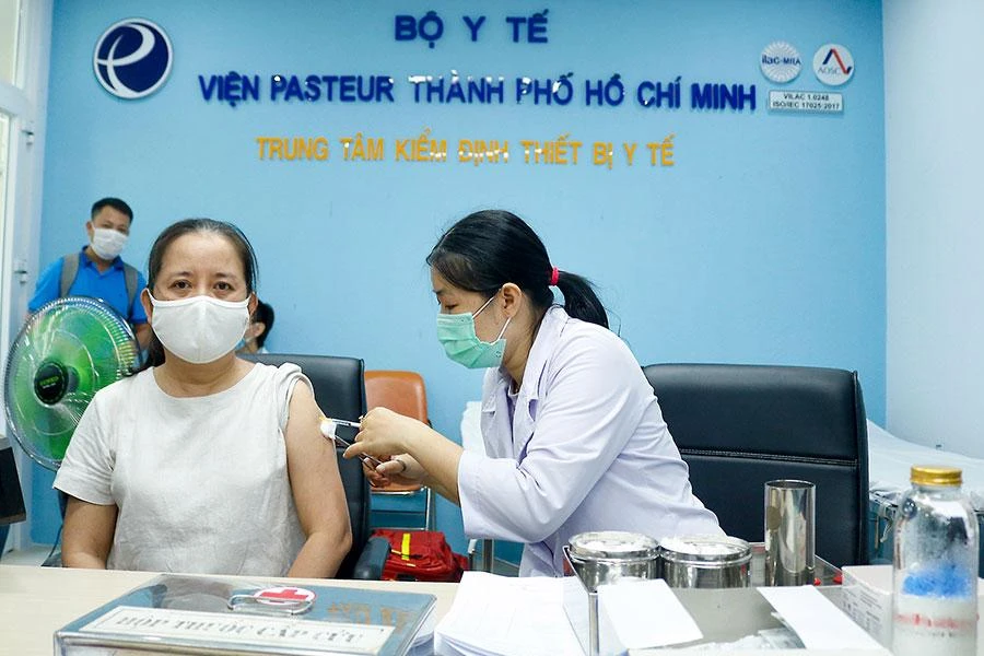 Ngày 15-4, Bộ Y tế bắt đầu thực hiện ký tập trung để cấp hộ chiếu vaccine COVID-19 cho người dân trên toàn quốc. Ảnh: NGUYỆT NHI Ngày 15-4, Bộ Y tế bắt đầu thực hiện ký tập trung để cấp hộ chiếu vaccine COVID-19 cho người dân trên toàn quốc. Ảnh: NGUYỆT NHI