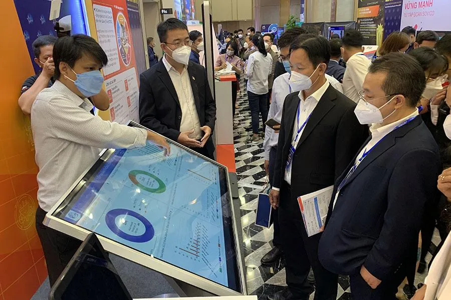 Các doanh nghiệp, chuyên gia tham quan bên lề Diễn đàn Kinh tế TP.HCM năm 2022, tổ chức ngày 15-4 tại TP.HCM. Ảnh: PHƯƠNG MINH Các doanh nghiệp, chuyên gia tham quan bên lề Diễn đàn Kinh tế TP.HCM năm 2022, tổ chức ngày 15-4 tại TP.HCM. Ảnh: PHƯƠNG MINH