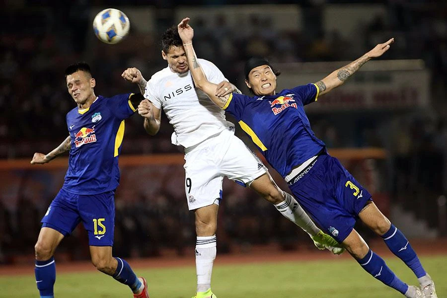 Ngoại binh HA Gia Lai chưa đáp ứng được trong khi ngoại binh của Yokohama Marinos quá chất lượng. Ảnh: ANH PHƯƠNG