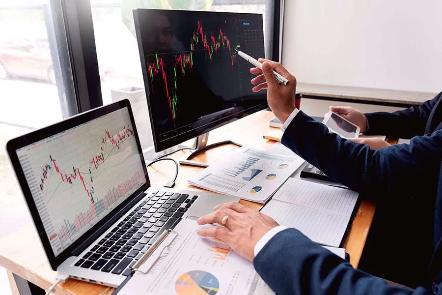 Các chuyên gia khuyến nghị nhà đầu tư nên tạm ngưng bán tháo nếu danh mục không ở mức rủi ro cao, chờ nhịp hồi phục của thị trường để hành động. Ảnh: PM