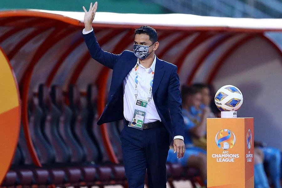 HLV Kiatisak thoải mái cùng HA Gia Lai thử sức ở sân chơi châu Á. Ảnh: ANH PHƯƠNG