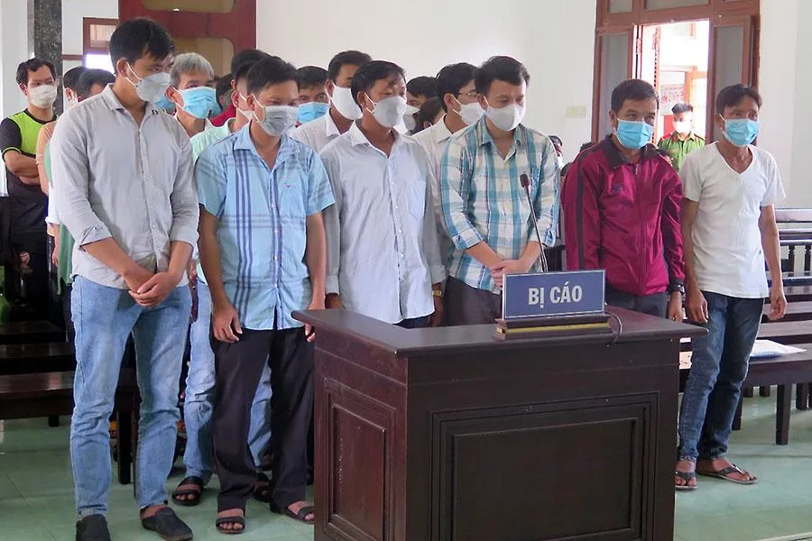 Vụ án có đến 34 bị cáo, nhiều bị cáo là cán bộ. Ảnh: VŨ XUÂN