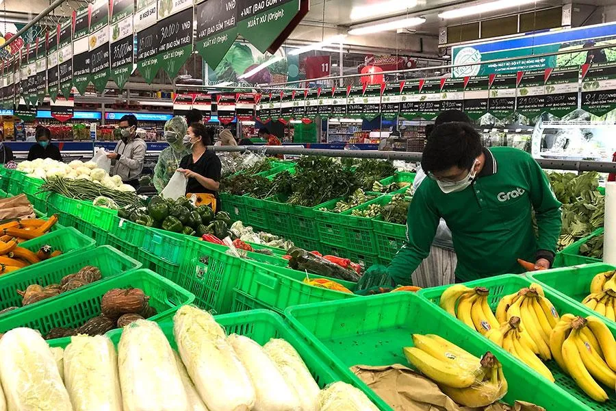 Người tiêu dùng mua hàng hóa và lấy hóa đơn vừa tránh thất thoát thuế, vừa dẹp được nạn hóa đơn giả. Ảnh: QH