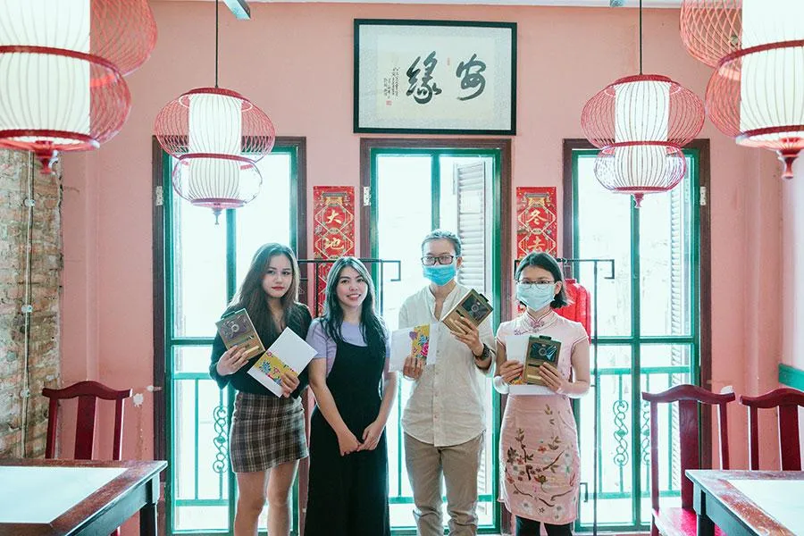 Người trẻ chụp ảnh nhà cổ để lưu giữ nét đẹp văn hóa, kiến trúc, những câu chuyện thú vị đằng sau. Ảnh: BTC