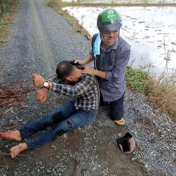 Trung tá Nguyễn Văn Trưởng khống chế kẻ bị truy nã Vũ Hữu Tấn. Ảnh: CA