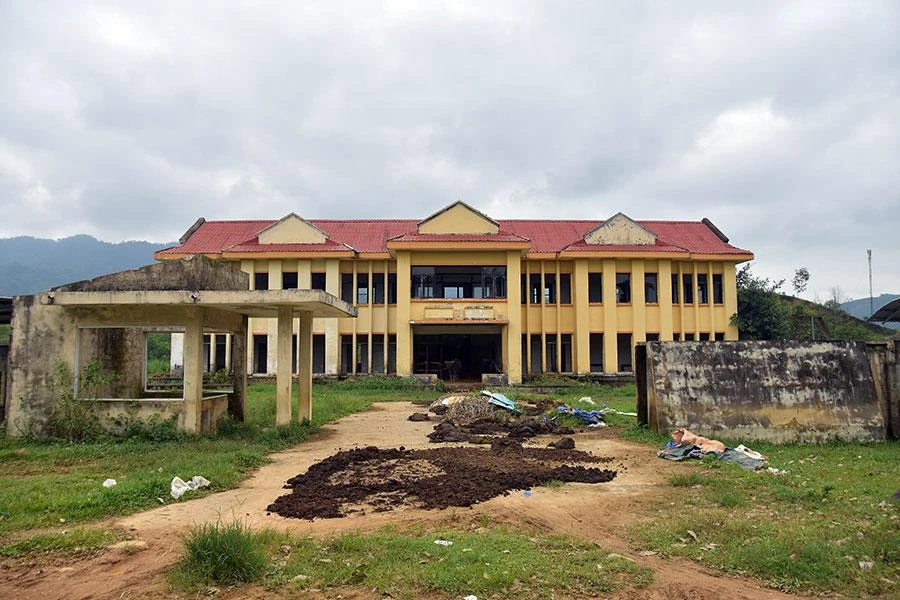 Khu nhà hành chính giữa khu đất dự án Nhà máy xi măng Nam Đông bị bỏ hoang. Ảnh: NGUYỄN DO