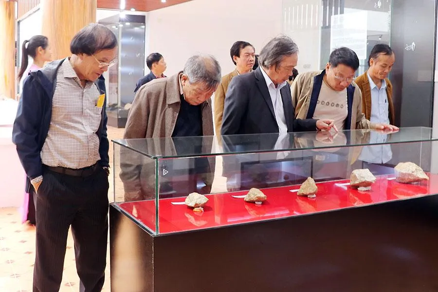 Hiện vật ghè đá tam diện ở An Khê. Ảnh: MN Hiện vật ghè đá tam diện ở An Khê. Ảnh: MN